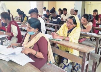 यावल तालुक्यात ५२ वर्षिय आजी बाईनीं सोडवला बारावीचा पेपर