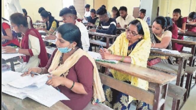 यावल तालुक्यात ५२ वर्षिय आजी बाईनीं सोडवला बारावीचा पेपर