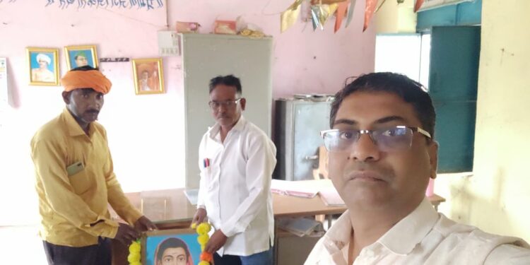 डोंगरदे येथे जि. प. प्राथमिक शाळेत सावित्रीबाई फुले यांना अभिवादन करून महिला दिन संपन्न