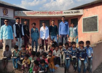 वाढदिवसानिमित्त गरीब मुलांना फराळाचे वाटप