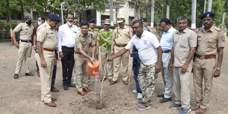 पोलीस अधिक्षक कार्यालय परिसरात वृक्षारोपण