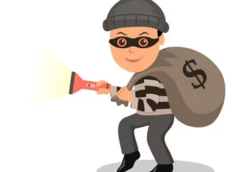 दुकानातील नोकरांनी चाेरला सव्वा लाखांचा माल