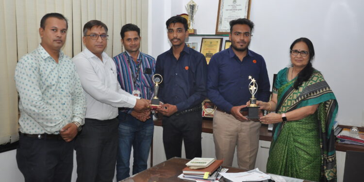 विद्यापीठाच्या पिस्तोल व रायफल शुटिंग संघात निवड