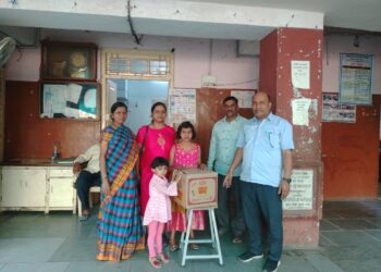 रिमांड होम मध्ये शैक्षणिक साहित्य व खाऊ वाटप