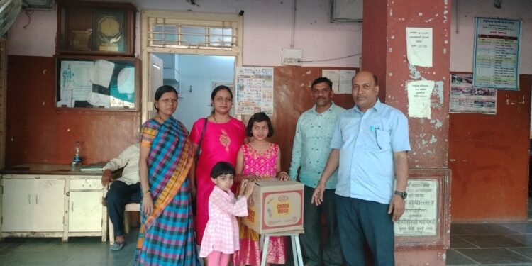 रिमांड होम मध्ये शैक्षणिक साहित्य व खाऊ वाटप