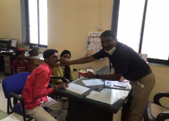 दिव्यांग नवदाम्पत्याला पेढे भरवून दिला आशीर्वाद