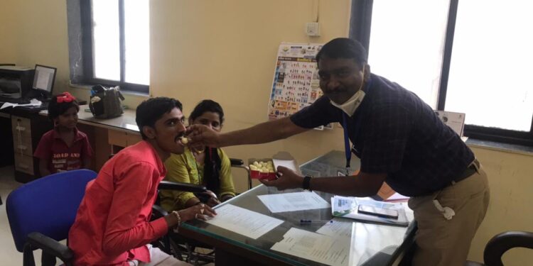 दिव्यांग नवदाम्पत्याला पेढे भरवून दिला आशीर्वाद