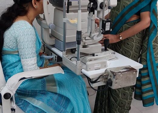 केंद्रिय आरोग्य राज्य मंत्री डॉ भारती पवार यांनी कांताईला नेत्र तपासले