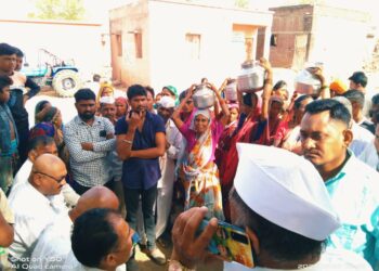 नळाला दीड महिन्यापासून पाणीपुरवठा बंद महिलांनी काढला हंडा मोर्चा ग्रामपंचायतीवर
