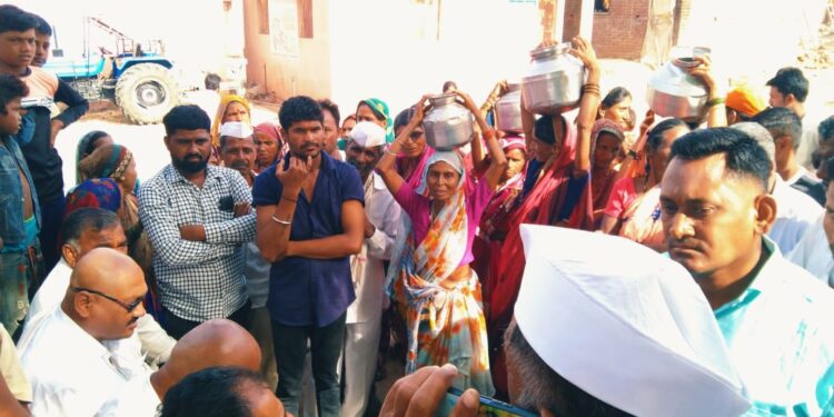नळाला दीड महिन्यापासून पाणीपुरवठा बंद महिलांनी काढला हंडा मोर्चा ग्रामपंचायतीवर