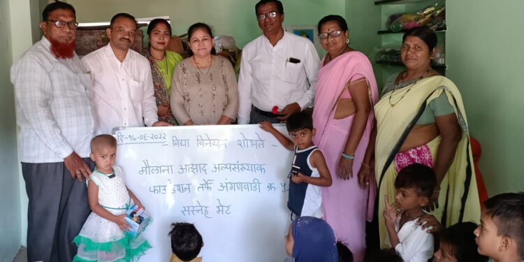 तांबापूर भागातील अंगणवाडीला शैक्षणिक साहित्य भेट