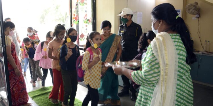 अनुभूती इंग्लिश मिडीअम स्कूलमध्ये विद्यार्थ्यांचे स्वागत