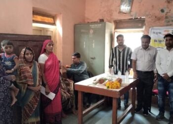 छत्रपती शाहू महाराज यांच्या जयंतीनिमित्त बांभोरी येथे शिबिरात नेत्र तपासणी शिबीर