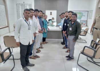 नेहरू युवा केंद्राच्या स्वयंसेवकांनी विविध मागण्यांसाठी घेतली जिल्हाधिकाऱ्यांची भेट