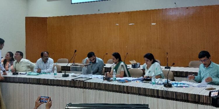 जिल्हा परिषदेसाठी आरक्षण सोडवण्यात कही ख़ुशी कही गम