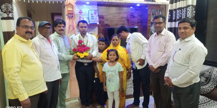 कास्ट्राईब शिक्षक संघटनेच्या वतीने मुख्याध्यापक आखाडेचा सत्कार