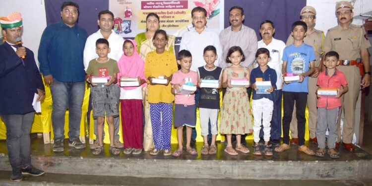 कमलेश देवरे मित्रपरिवार व संकल्प दुर्गा उत्सव मंडळाच्या वतीने गोरगरीब गरजू विद्यार्थ्यांना शैक्षणिक साहित्याचे वाटप