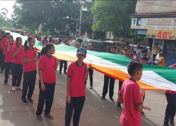 विवेकानंद प्रतिष्ठानच्या २ हजार विद्यार्थ्यांच्या ७५ मीटरच्या तिरंगा रॅलीने वेधले लक्ष