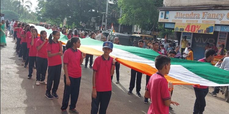 विवेकानंद प्रतिष्ठानच्या २ हजार विद्यार्थ्यांच्या ७५ मीटरच्या तिरंगा रॅलीने वेधले लक्ष