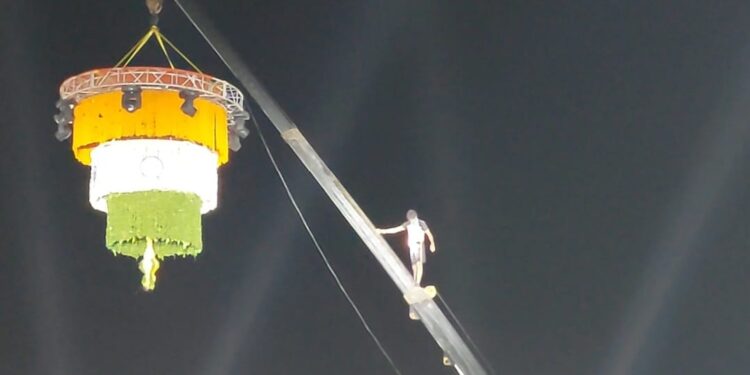 सागर पार्क वरील एल. के. फाउंडेशन आयोजित दही हंडी सोहळ्यात एक तरुण थेट क्रेन मशीनवर चढला