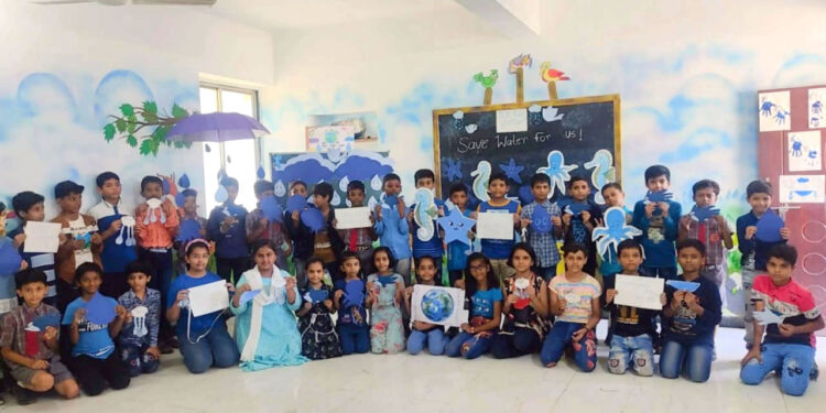 रोझलॅड हायस्कूलमध्ये ब्ल्यू डे उत्साहात साजरा