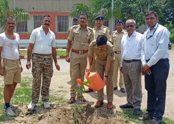जिल्हा पोलीस मुख्यालय परिसरात वृक्षारोपण