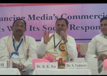 सामाजिक दायित्व आणि व्यावसायिक हित या मध्ये संतुलनासाठी ‘स्व’ च्या त्रीसूत्रीचा अवलंब आवश्यक