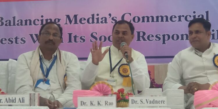 सामाजिक दायित्व आणि व्यावसायिक हित या मध्ये संतुलनासाठी ‘स्व’ च्या त्रीसूत्रीचा अवलंब आवश्यक