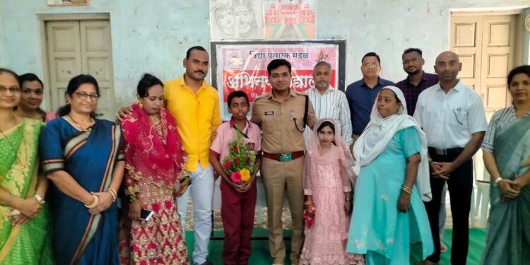 प्रवीण मुंडे यांनी घेतली अभिनव विद्यालयातील अभिनव उपक्रमाची दखल…!