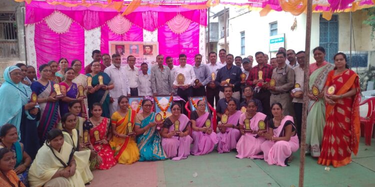 डोंगर कठोरा ग्रामपंचायतचा नाविन्यपूर्ण उपक्रम; शिक्षक दिनी केला शिक्षकांचा सन्मान