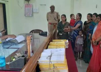 पोलीस कुटुंबीयांच्या समस्या वाढल्या महीलांनी दिले तहसीलदारांना निवेदन