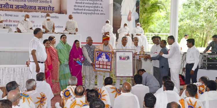 जैन हिल्सवर आचार्यांचा जय नामाचा जयजयकार; भक्तिगीतांमुळे भक्तिमय वातावरण