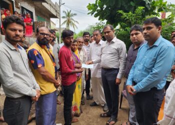 न्हावे येथील पिता पुत्र वीज पडून मृत्युमुखी पडलेल्या चव्हाण कुटुंबाला ८ लाखांची मदत सुपूर्द – आ.मंगेश चव्हाण