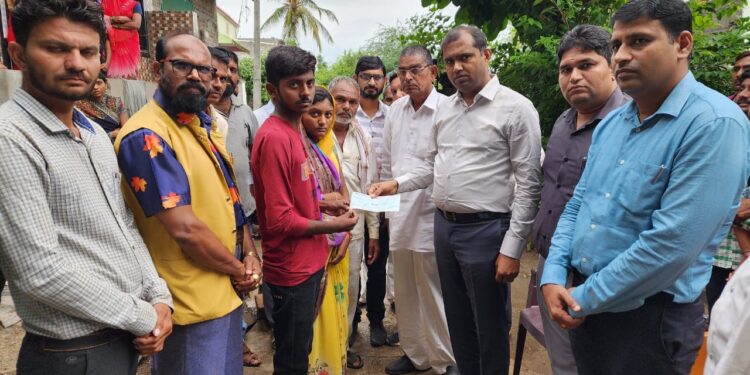 न्हावे येथील पिता पुत्र वीज पडून मृत्युमुखी पडलेल्या चव्हाण कुटुंबाला ८ लाखांची मदत सुपूर्द – आ.मंगेश चव्हाण