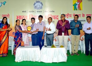 भारत को जानो प्रश्नमंजुषा स्पर्धेत बारी विद्यालयाचा विद्यार्थी विजय बोबडे प्रथम