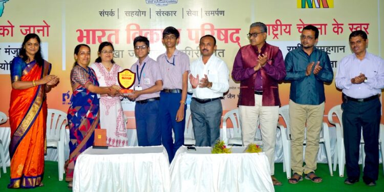 भारत को जानो प्रश्नमंजुषा स्पर्धेत बारी विद्यालयाचा विद्यार्थी विजय बोबडे प्रथम