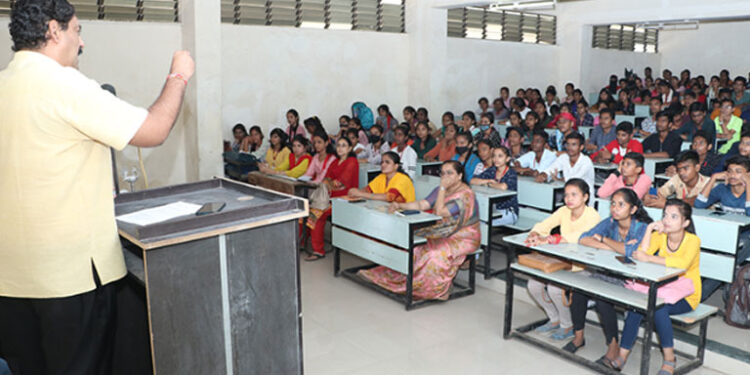 मू.जे.महाविद्यालयात छत्रपती शिवाजी महाराजांचे किल्ले व्यवस्थापनावर देवदत्त गोखले यांचे व्याख्यान