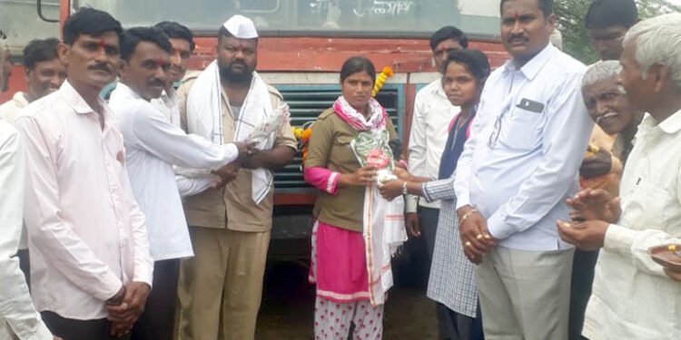 जनसंवाद यात्रेच्या माध्यमातून दहा वर्षांनी कोऱ्हाळा गावात बस फेरी सुरू