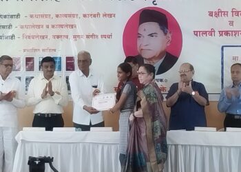 राज्यस्तरीय निबंध स्पर्धेत कोमल माळी द्वितीय