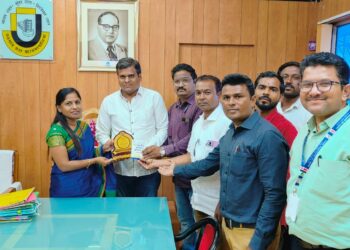 माहिती अधिकार कायद्याला प्रोत्साहन देणाऱ्या शासकीय अधिकाऱ्यांचा सत्कार