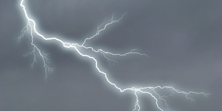 अंगावर वीज पडून बाप लोकाचा दुर्दैवी मृत्यू, चाळीसगाव तालुक्यातील न्हावे येथील घटना