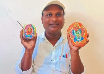 नवरात्र उत्सव निमित्त अवचित साधून चक्क दगडावर देवीचे मनमोहक व आकर्षक चित्र रेखाटले