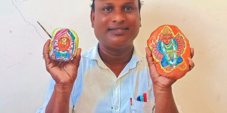 नवरात्र उत्सव निमित्त अवचित साधून चक्क दगडावर देवीचे मनमोहक व आकर्षक चित्र रेखाटले