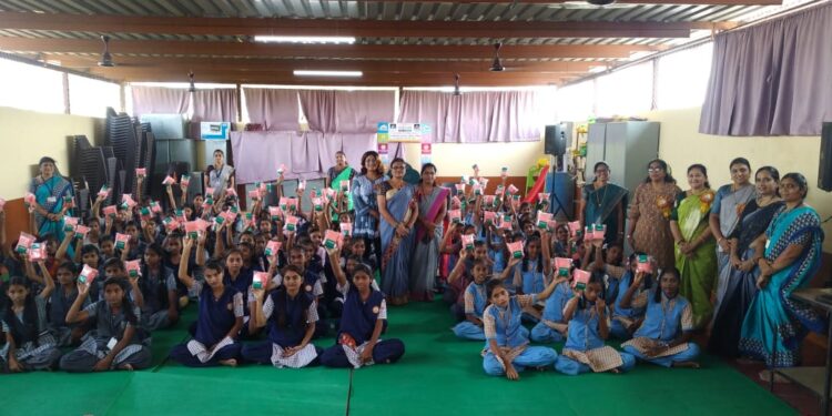 नारीशक्ती बहुउद्देशीय संस्था तर्फे मुलींना सॅनिटरी पॅड नॅपकिन चे वाटप व मार्गदर्शन