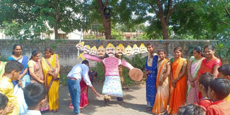 नोबल इंटरनेशनल स्कूल मध्ये नवरात्रि निमित्त कन्या पूजन चे आयोजन व रावण दहणाचा कार्यक्रम