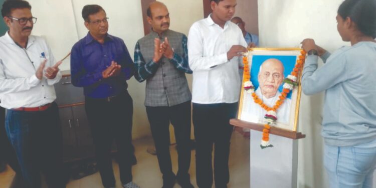 सरदार वल्लभभाई पटेल यांची जयंतीनिमीत्त गोदावरीच्या विविध संस्थामध्ये अभिवादन