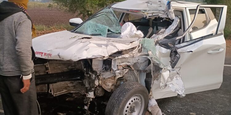 यावल पंचायत समितीच्या शासकीय गाडीला अपघात गटविकास अधिकारी एकनाथ चौधरी जागीच ठार