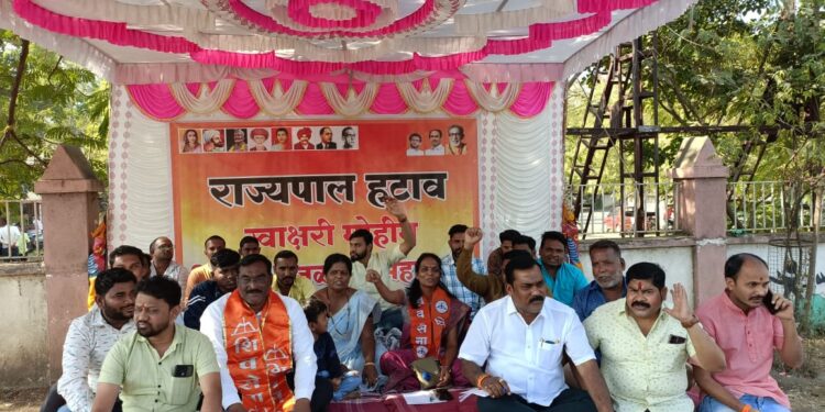 शिवसेना जळगाव महानगर तर्फे राज्यपालांच्या विरोधात स्वाक्षरी मोहीम