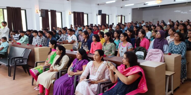डॉ.उल्हास पाटील वैद्यकीय महाविद्यालयात प्रथम वर्षाच्या विद्यार्थ्यांचे स्वागत