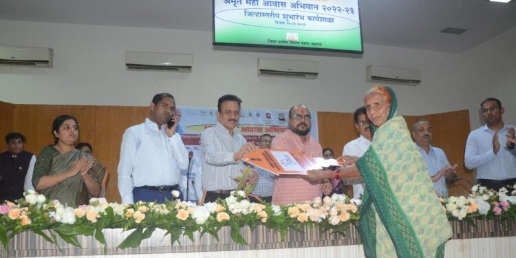 बेघरांच्या स्वप्नातील “अमृत महाआवास योजना 100% यशस्वी करा – पालकमंत्री गुलाबराव पाटील